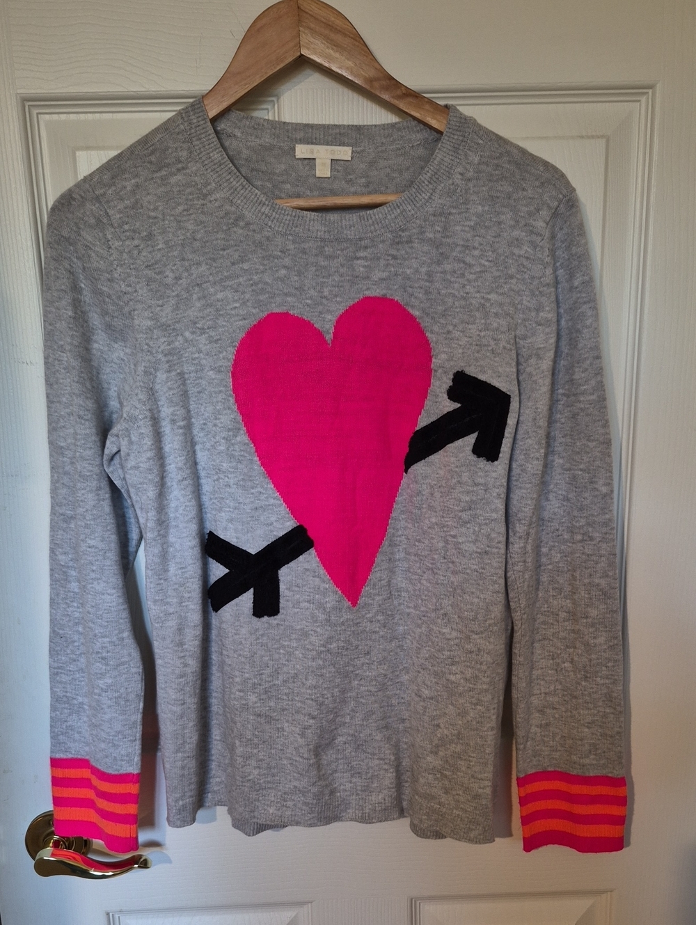 💘 Lisa Todd Gray Crewneck Sweater with Pink Heart Black Arrow Motif Size M 💘